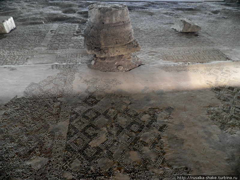 Римский театр и пыльные руины базилики Морфу, Турецкая Республика Северного Кипра