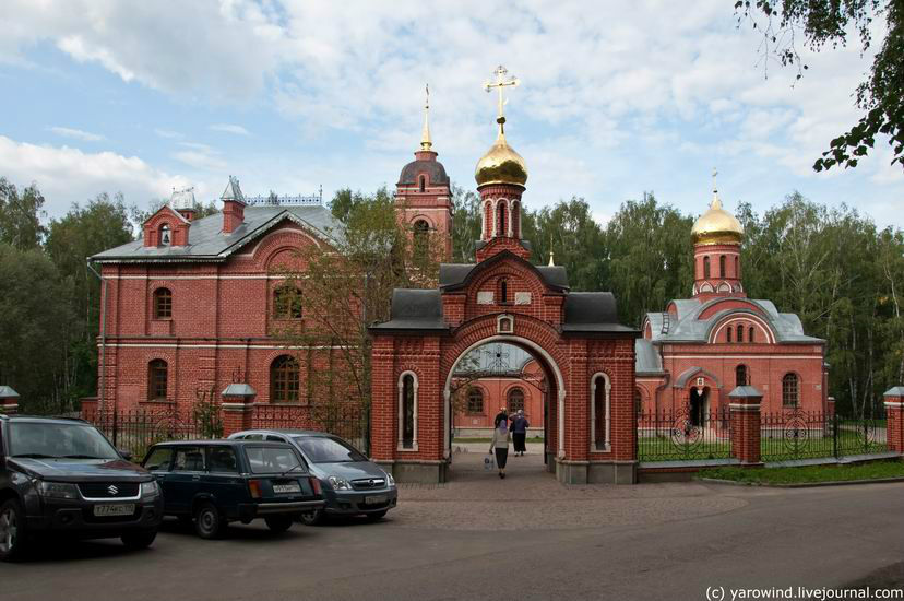 Километрах в двух к востоку находится церковь Михаила Архангела. Современная, строилась с 1991 по 2000 годы. Пущино, Россия