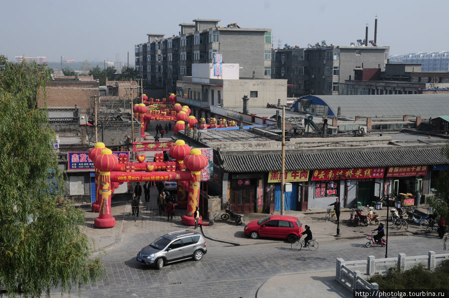 Внешняя часть стены.
Красное надутое — свадебный антураж Цзиньчжун, Китай