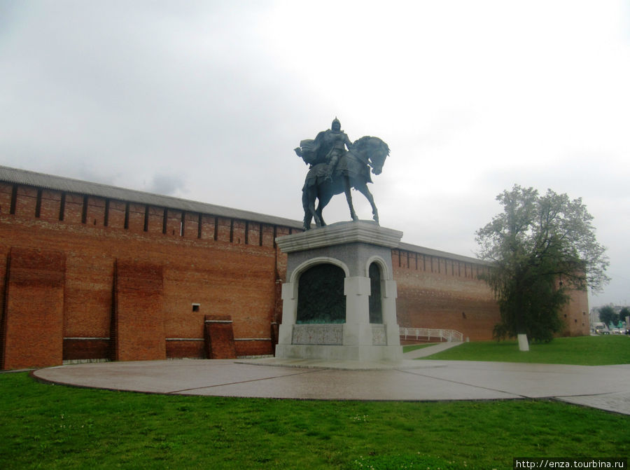 Памятник святому благоверному князю Дмитрию Донскому и коломенский Кремль. Коломна, Россия