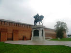 Памятник святому благоверному князю Дмитрию Донскому и коломенский Кремль.