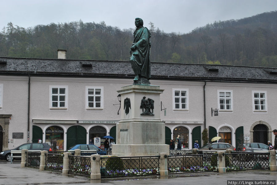 Памятник Моцарту был установлен по заказу писателя Юлиуса Шиллинга из г. Позен. Установлен в 1842 году. Зальцбург, Австрия