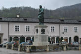 Памятник Моцарту был установлен по заказу писателя Юлиуса Шиллинга из г. Позен. Установлен в 1842 году.