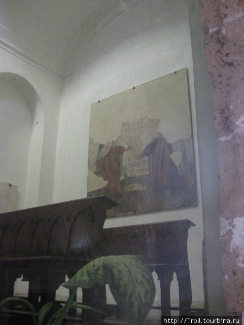 В церкви сохранился только этот кусок старинной работы Неаполь, Италия