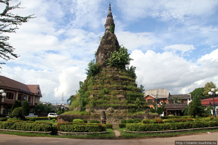 Самое старое сооружение Вьентьяна — Черная ступа Вьентьян, Лаос