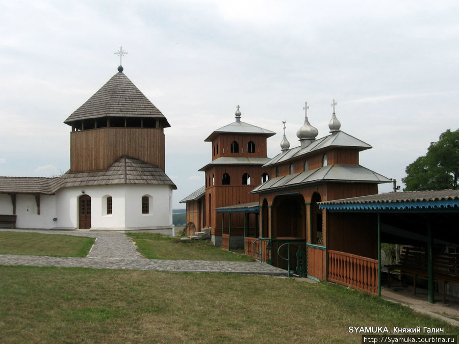 Уголок церковного двора. Крылос, Украина