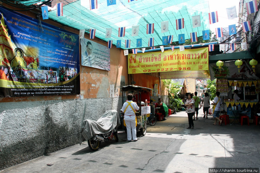 Улица у заднего входа в монастырь Бангкок, Таиланд
