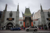 Слева от него — не менее знаменитый китайский театр, в котором проходят все голливудские премьеры фильмов.