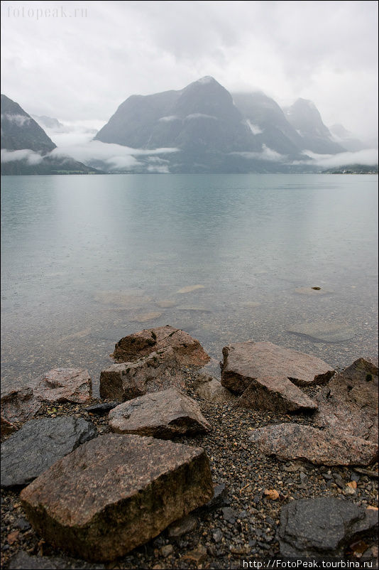 В этот раз хоть на озере и был дождик, облака и рябь на воде от капель, наоборот смягчили картину... Норвегия