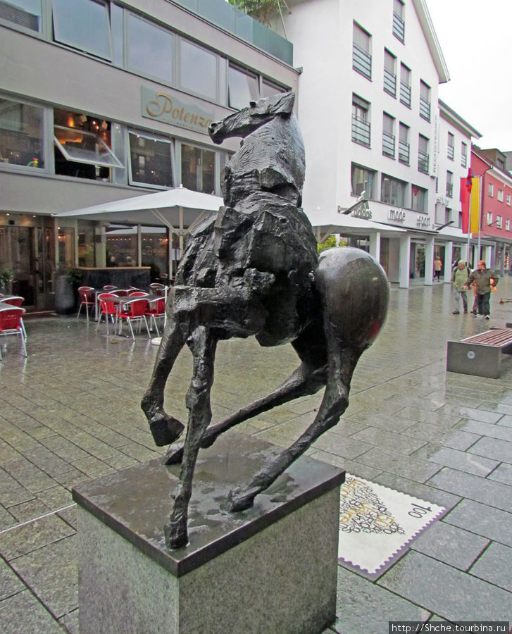А это конь, отставший от стаи (от тройки перед ратушей) Вадуц, Лихтенштейн