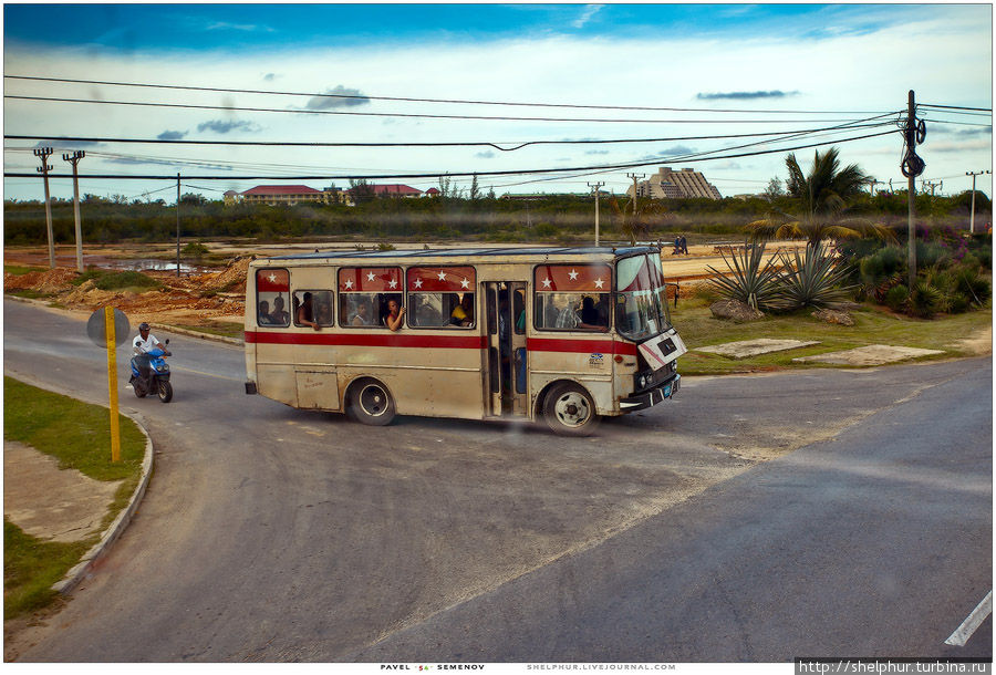 Рабочих везут в дальний конец косы. Там идет активная стройка новых отелей и увесилительных зон. Варадеро, Куба