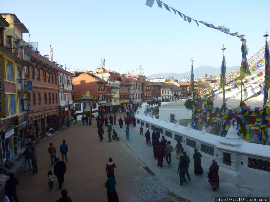 Катманду. Ступа Боуднатх. Обход ступы. Катманду, Непал