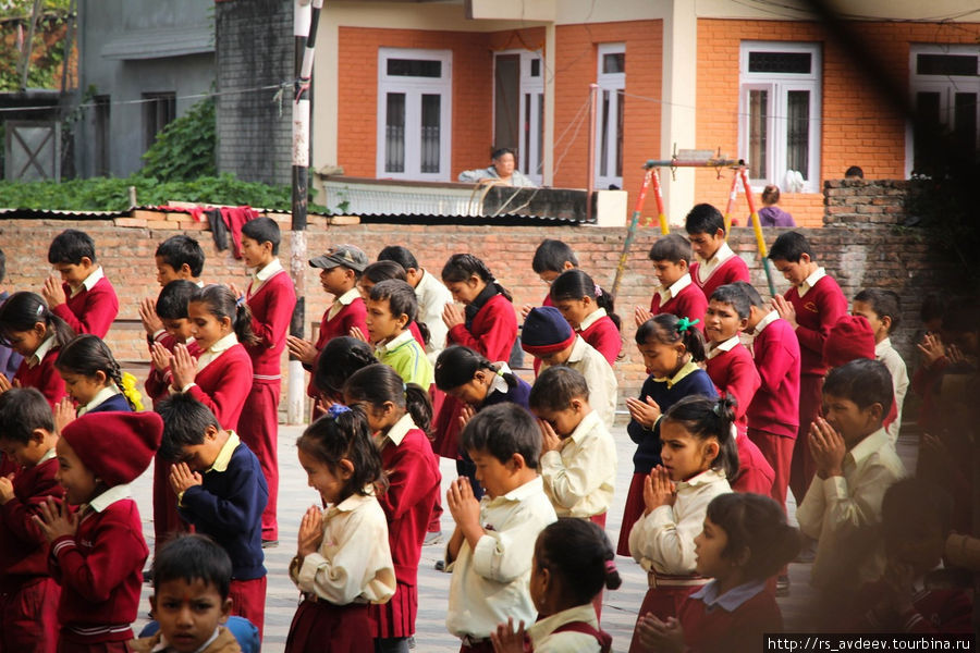 Утро в школе, они что то поют и приветствую учителей в общем там целый обряд. Катманду, Непал
