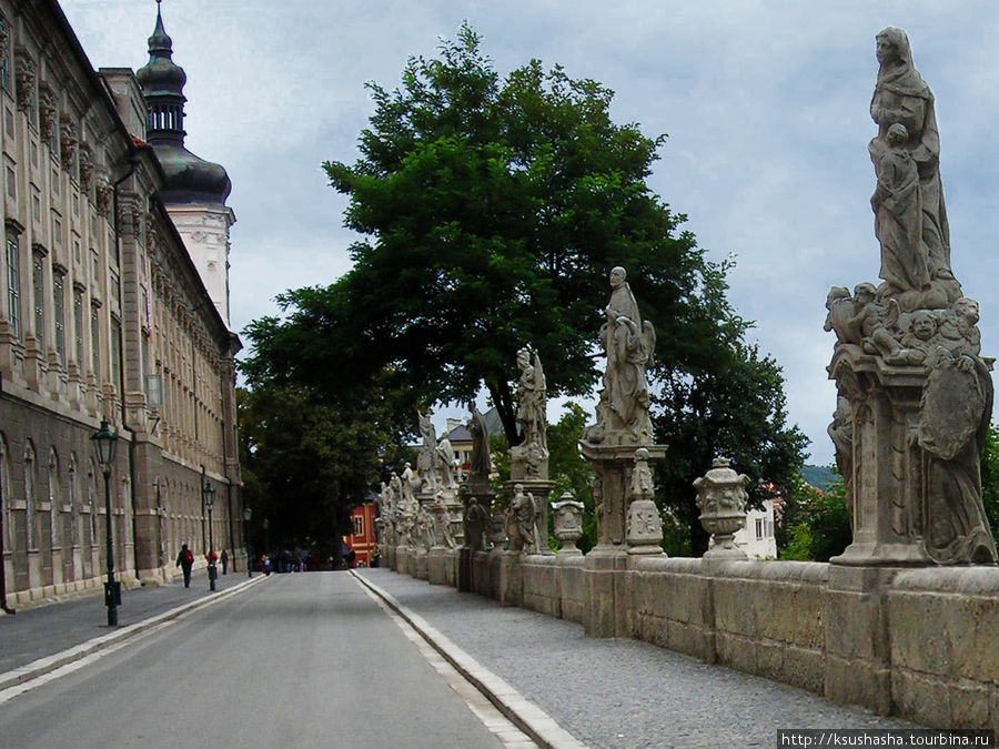 Вдоль одной из сторон — красивейшие скульптуры, а за ними -панорамный вид Кутна-Гора, Чехия