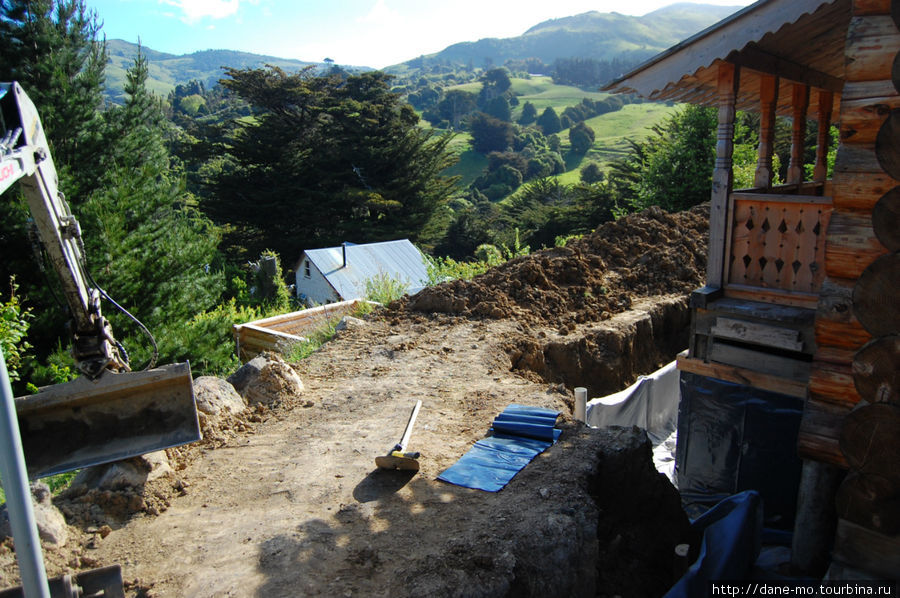 Ремонт фундамента церкви, которую изрядно потрепало при землетрясении (в сентябре 2010 года) Ле-Бонс-Бей, Новая Зеландия