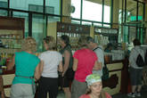 Польские туристы сметают чай после экскурсии по заводу.