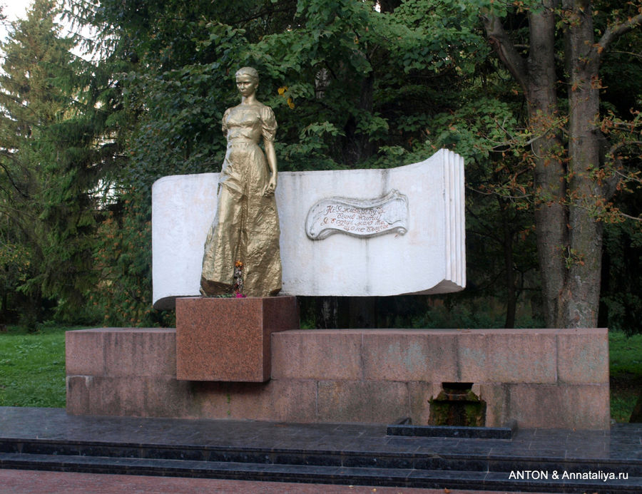 Памятник Леси Украинки в парке. Луцк, Украина