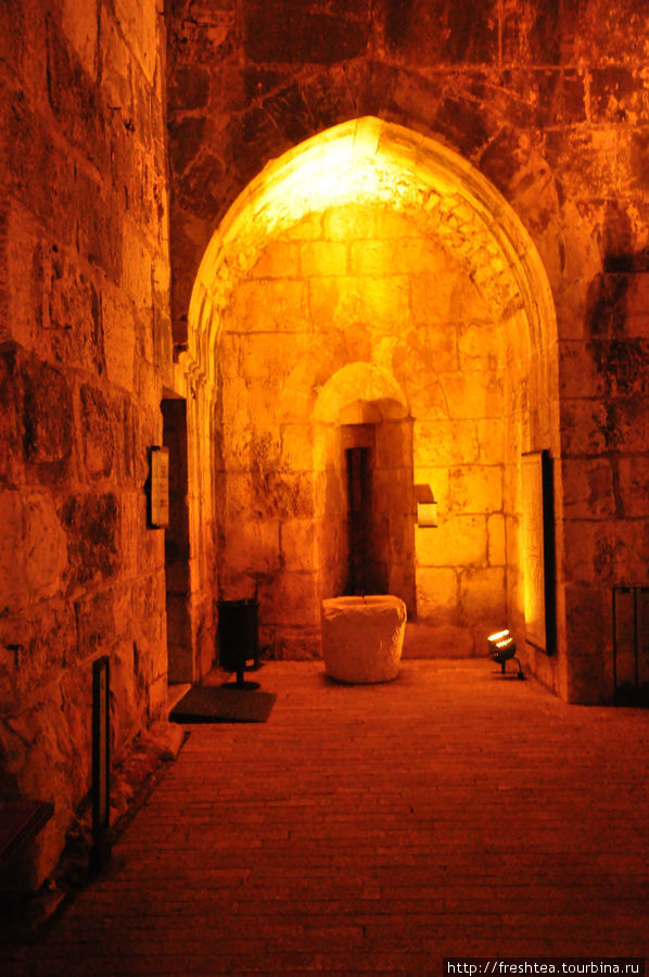 Коридоры проложены прямо в крепостной стене, что возвели при Сулеймане Великолепном, в период турецкого правления в Иерусалиме. Иерусалим, Израиль