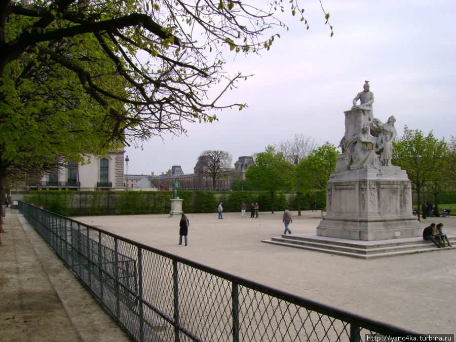 меня поразили парки города, в которых вся территория усыпана белым гравием. Париж, Франция