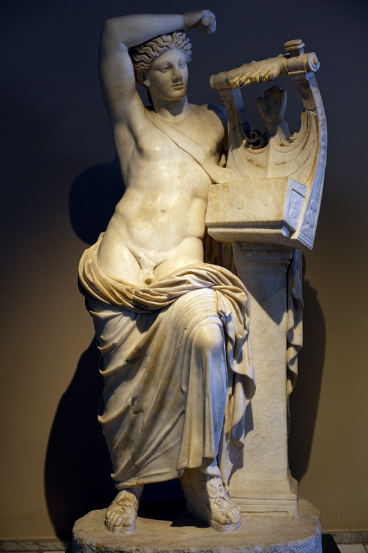 Статуя Аполлона, бога света, мудрости и разума. Изображается как мускулистый молодой человек, играет на лире. Стамбул, Турция