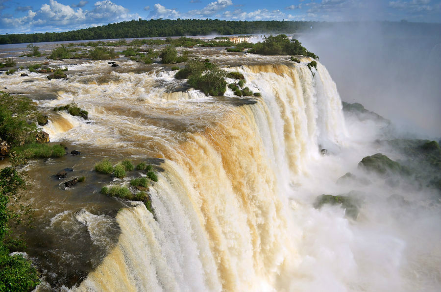 Сверху река, срывающаяся вниз водопадом, смотрится совсем огромной — скорее, как озеро или залив! Игуасу национальный парк (Бразилия), Бразилия