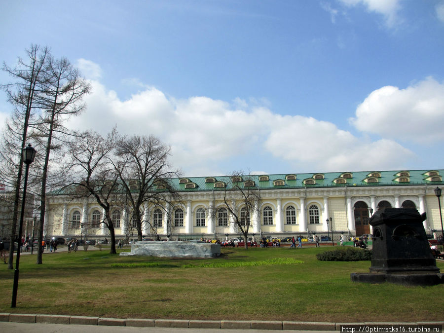 Вид на здание Манежа из Александровского сада Москва, Россия