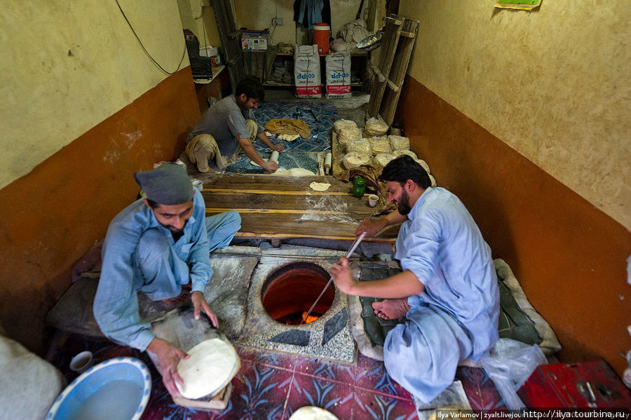 А здесь делают жлеб. Пакистанские лепешки одни из самых вкусных, которые мне удавалось попробовать. Исламабад, Пакистан