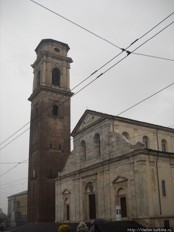 Фасад и колокольня Турин, Италия