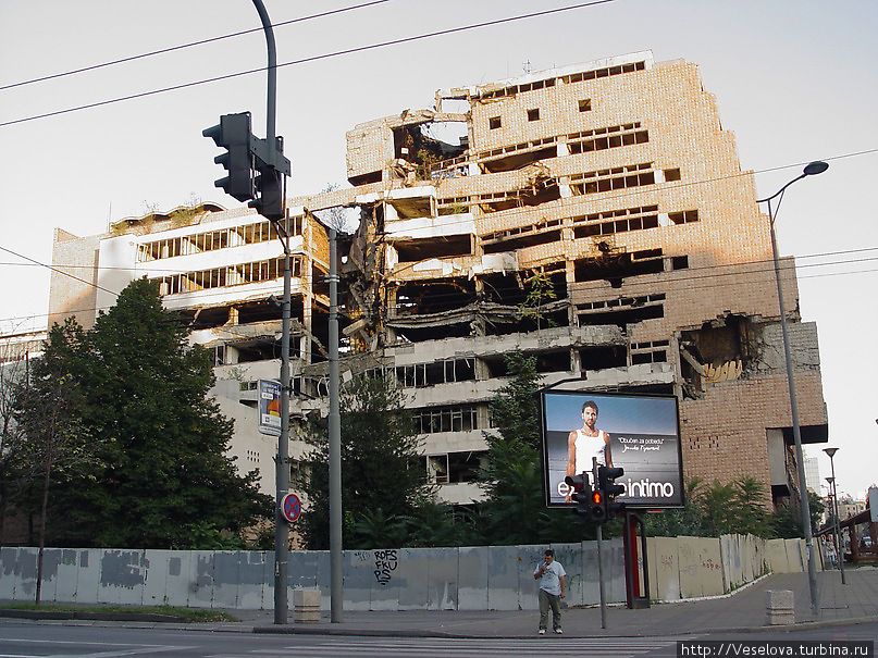 Здания, которые наполовину разнесли НАТО, так и остались на ул. Милоша, обнесенные высоким забором.