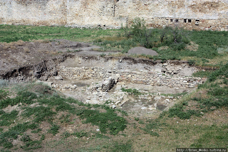 На территории гарнизонного двора ведутся археологические раскопки.