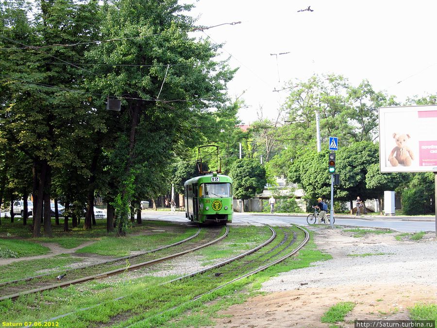 Зелёный трамвай почти что сливается с окружающей зеленью:) Харьков, Украина