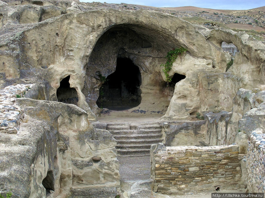 Храм Маквлиани (большая пещера внизу) — самый крупный (общей площадью около 300 кв. м) из сохранившихся храмов эллинистического периода. Более крупные языческие храмы были перестроены позже в христианские церкви. Пещерный город Уплисцихе, Грузия