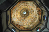 Огомный купол, задуманный Брунеллески без украшений, в 1572-79 гг. был расписан Джорджо Вазари и Цуккари. Сцены Страшного суда представлены на 3 концентрических полосах, Пророки — над балюстрадой фонаря.
