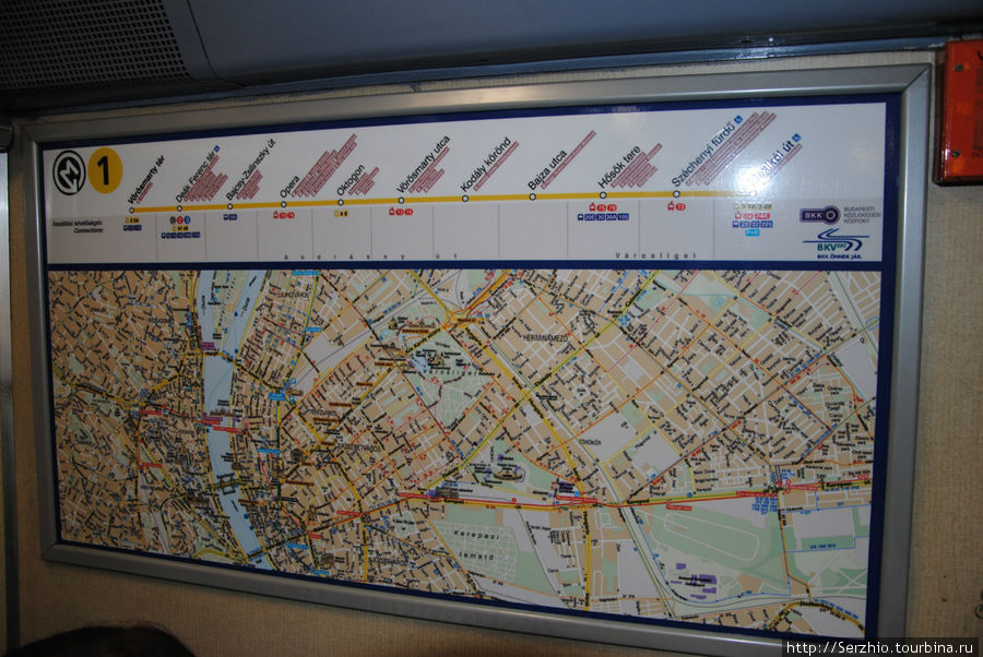 В конце вагона на поезда на Жёлтой линии вот такая табличка с остановками по данной линии Будапешт, Венгрия