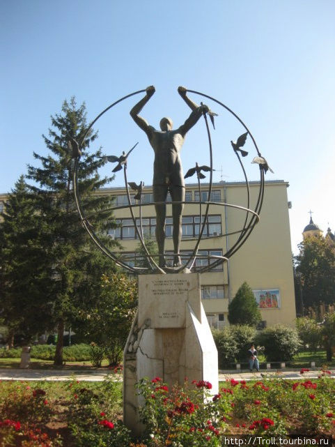 Памятник мультикультуральности. Серьезно, он так и называется Сараево, Босния и Герцеговина