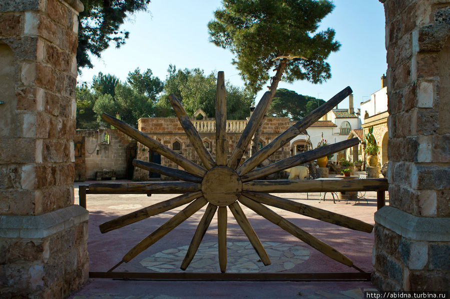 Солнце — популярный элемент декора здесь, встречается повсеместно Апулия, Италия