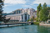 Интересно было узнать немного о жизни иммигрантов. В Женеве это доступно недалеко от центра. На фото за бывшей ГЭС, а ныне театром, притаилось здание, построенное для социальных нужд.