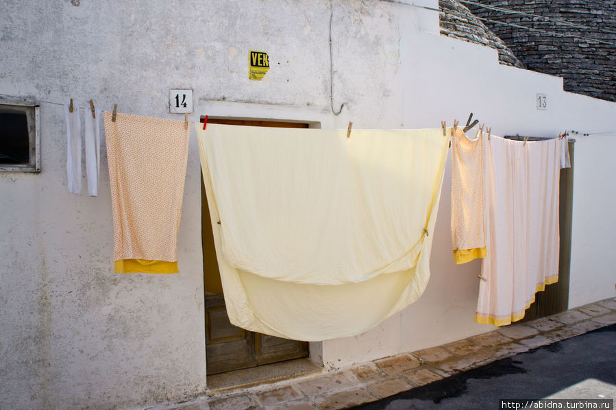 И даже в туристическом Альберобелло, городе домиков трулло, тоже стирают! Апулия, Италия