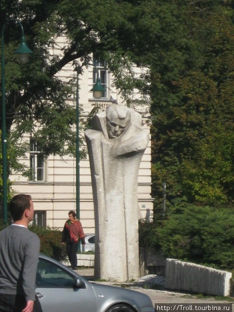 Задумчивый человек на площади. Памятник партизанам, оказывается Сараево, Босния и Герцеговина