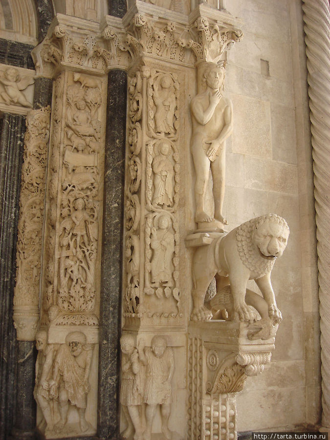 Скульптура Адама, символизирующая мужское начало. Трогир, Хорватия
