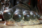Пальцы статуи духа Хуен Тхиен Чан Ву