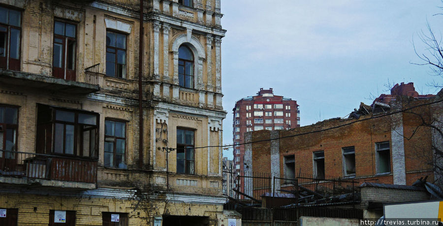 * Этот заброшенные жилые дома находятся в двух шагах от МинИнфр (на фото выше). Территория фабрики, пр-кт Победы, 8 Киев, Украина