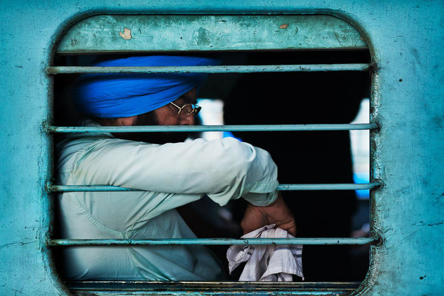 Сикх в окне поезда. Амритцар, штат Пенджаб Индия