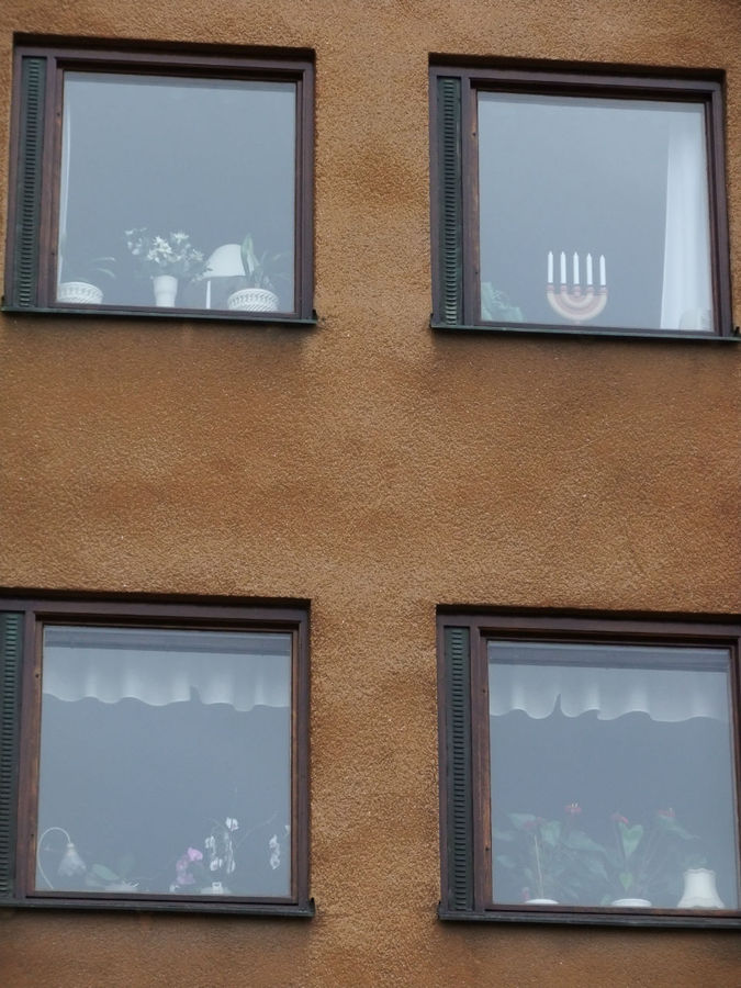 Дизайнерско-идеальные манящие стокгольмские окна Стокгольм, Швеция