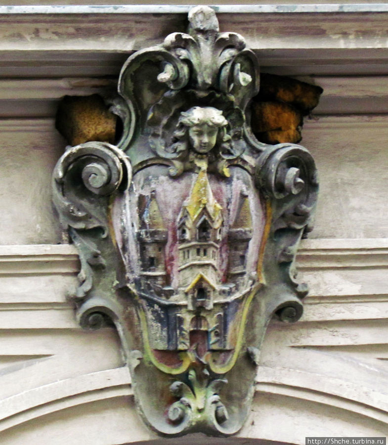 Герб города Зальцбурга на парадным входом в один из домов