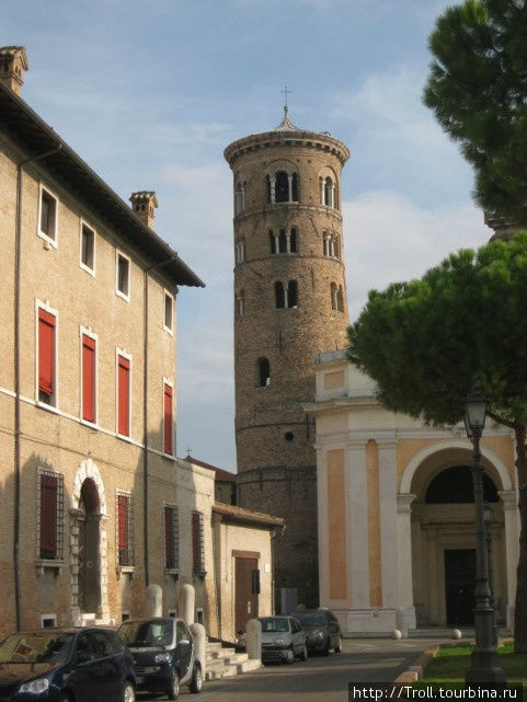 Весьма занятная круглая башня тоже церковного назначения Равенна, Италия