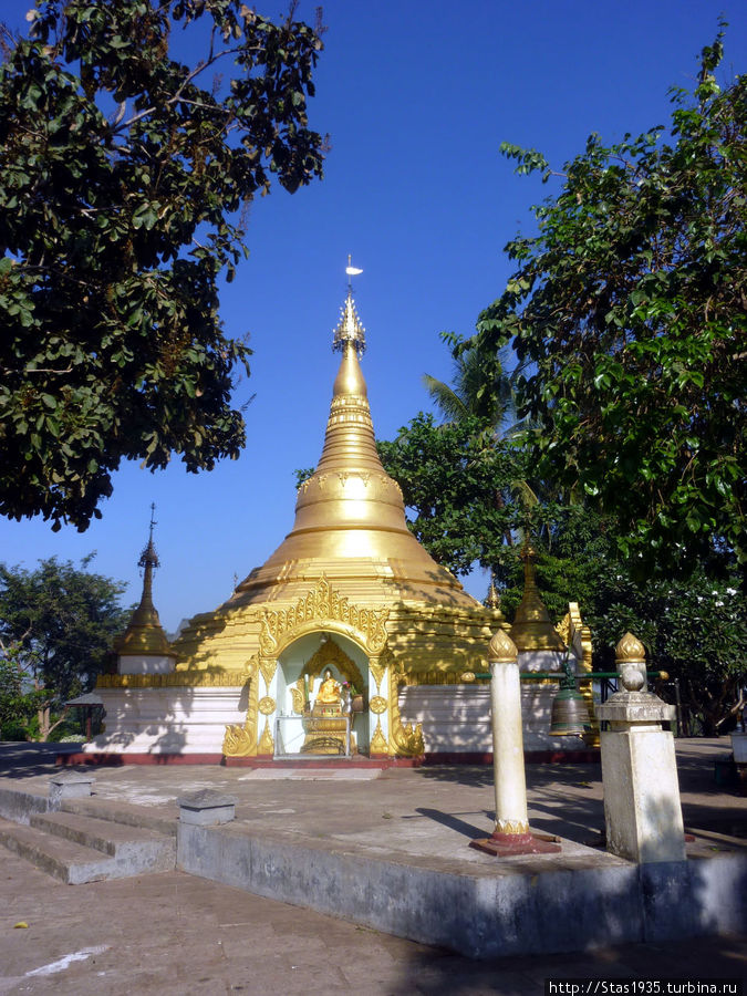 Янгон. Ступа в храме Мраморного Будды. Янгон, Мьянма