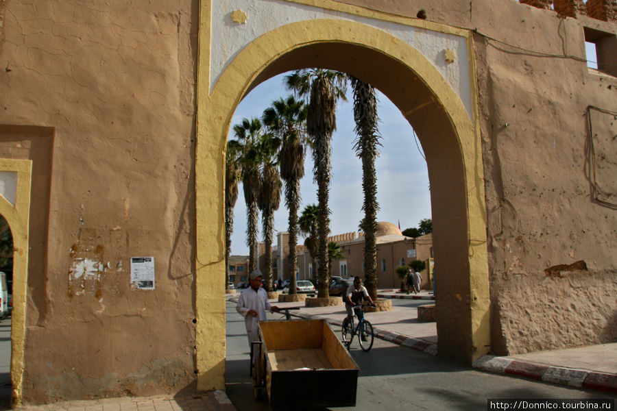 В серебряной лавке южного города Тизнит, Марокко