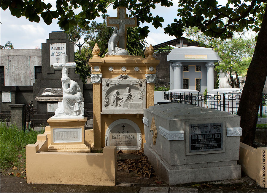 Надгробье конца 19-начала 20 века. Я выглядит очень ухожено Манила, Филиппины