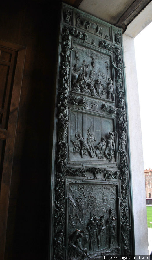 Бронзовые двери порталов XI века также не уцелели в пожаре. Новые созданы в мастерской Джамболоньи в 1602 г. Пиза, Италия